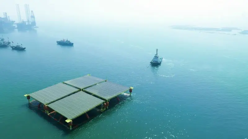 中国首个拥有自主知识产权的半潜式海上漂浮式光伏发电平台下水拖航